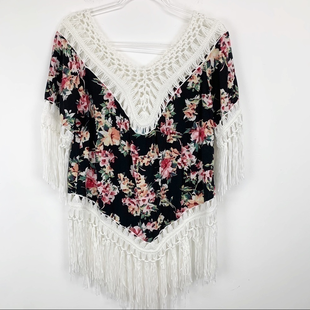 𝅺LOVE J Crochet and Fringe Top Size Medium
